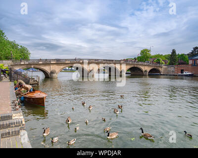 4 Giugno 2019: Henley-on-Thames, Oxfordshire - Il fiume Tamigi e Henley Bridge Henley-on-Thames. Foto Stock