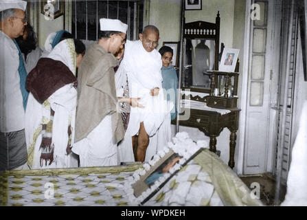 Il Mahatma Gandhi in visita a camera da letto di Subhas Chandra Bose, India, Asia, dicembre 1945 Foto Stock