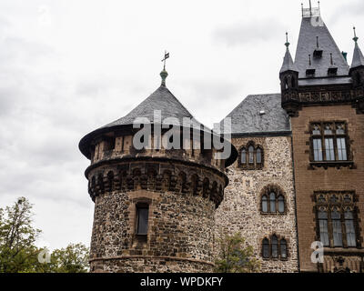 Germania Wernigerode Harz bel vecchio castello sulla sommità del monte Foto Stock
