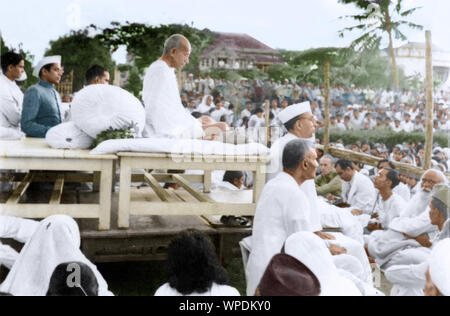 Il Mahatma Gandhi durante l incontro di preghiera, Mumbai, Maharashtra, India, Asia, 1945 Foto Stock