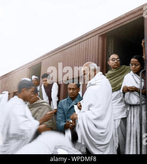 Il Mahatma Gandhi a raccogliere donazioni per il Fondo Harijan nell India del Sud, Asia, Gennaio 1946 Foto Stock