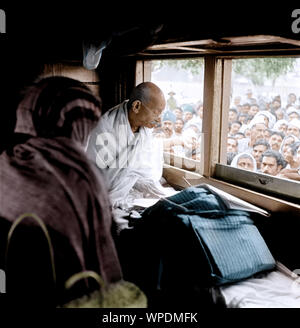 Il Mahatma Gandhi a raccogliere donazioni per il Fondo Harijan nell India del Sud, Asia, Gennaio 1946 Foto Stock