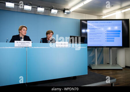 09 settembre 2019, Berlin: Franziska Giffey (l, SPD), Ministro federale per gli Affari familiari, e Renate Köcher, Direttore dell'Istituto Allensbach per l'opinione pubblica di ricerca, terrà una conferenza stampa. Essi corrente ha presentato i risultati del sondaggio sulla questione di ciò che la popolazione si aspetta dalla famiglia politica. I risultati dovrebbero fornire informazioni su se e come la politica per la famiglia soddisfa le aspettative della popolazione e delle famiglie. Foto: Bernd von Jutrczenka/dpa Foto Stock