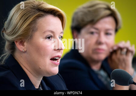 09 settembre 2019, Berlin: Franziska Giffey (l, SPD), Ministro federale per gli Affari familiari, e Renate Köcher, Direttore dell'Istituto Allensbach per l'opinione pubblica di ricerca, terrà una conferenza stampa. Essi corrente ha presentato i risultati del sondaggio sulla questione di ciò che la popolazione si aspetta dalla famiglia politica. I risultati dovrebbero fornire informazioni su se e come la politica per la famiglia soddisfa le aspettative della popolazione e delle famiglie. Foto: Bernd von Jutrczenka/dpa Foto Stock