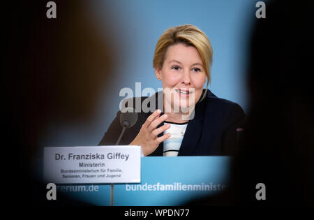 09 settembre 2019, Berlin: Franziska Giffey (SPD), Ministro federale per gli Affari Familiari, dà una conferenza stampa presso il Ministero federale per le famiglie, gli anziani, le donne e i giovani. Ella corrente ha presentato i risultati del sondaggio sulla questione di ciò che la popolazione si aspetta dalla famiglia politica. I risultati dovrebbero fornire informazioni su se e come la politica per la famiglia soddisfa le aspettative della popolazione e delle famiglie. Foto: Bernd von Jutrczenka/dpa Foto Stock