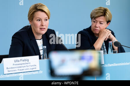 09 settembre 2019, Berlin: Franziska Giffey (l, SPD), Ministro federale per gli Affari familiari, e Renate Köcher, Direttore dell'Istituto Allensbach per l'opinione pubblica di ricerca, terrà una conferenza stampa. Essi corrente ha presentato i risultati del sondaggio sulla questione di ciò che la popolazione si aspetta dalla famiglia politica. I risultati dovrebbero fornire informazioni su se e come la politica per la famiglia soddisfa le aspettative della popolazione e delle famiglie. Foto: Bernd von Jutrczenka/dpa Foto Stock