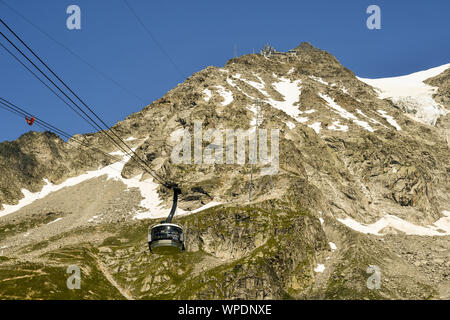 Una cabina del Skyway Monte Bianco funivia portando i turisti a Punta Helbronner picco 3462] (m) nel massiccio del Monte Bianco in estate, Courmayeur, Italia Foto Stock