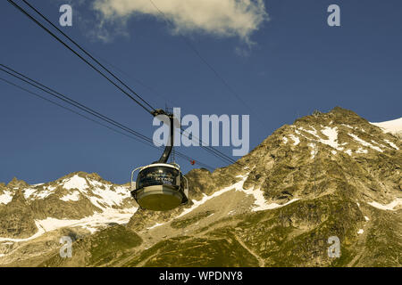 Una cabina del Skyway Monte Bianco funivia portando i turisti a Punta Helbronner picco 3462] (m) nel massiccio del Monte Bianco in estate, Courmayeur, Italia Foto Stock