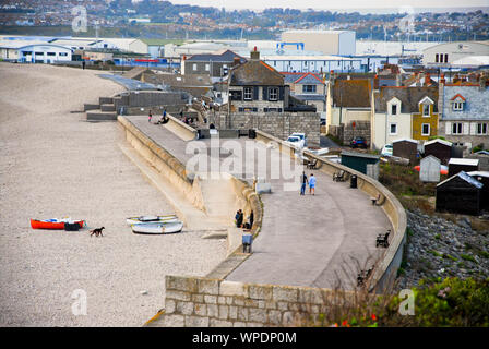 Chesil Beach. 8 settembre 2019. Regno Unito Meteo. Le persone fanno la maggior parte dell'ultima giornata di sole su Chesil Beach nel Dorset. Credito: stuart fretwell/Alamy Live News Foto Stock