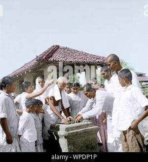 Mahatma Gandhi che piantano tulsi, Sevagram Ashram, Wardha, Maharashtra, India, Asia, 1946 Foto Stock