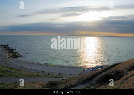 Chesil Beach. 8 settembre 2019. Regno Unito Meteo. Le persone fanno la maggior parte dell'ultima giornata di sole su Chesil Beach nel Dorset. Credito: stuart fretwell/Alamy Live News Foto Stock