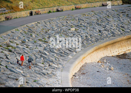 Chesil Beach. 8 settembre 2019. Regno Unito Meteo. Le persone fanno la maggior parte dell'ultima giornata di sole su Chesil Beach nel Dorset. Credito: stuart fretwell/Alamy Live News Foto Stock