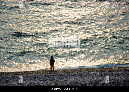 Chesil Beach. 8 settembre 2019. Regno Unito Meteo. Le persone fanno la maggior parte dell'ultima giornata di sole su Chesil Beach nel Dorset. Credito: stuart fretwell/Alamy Live News Foto Stock