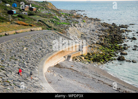 Chesil Beach. 8 settembre 2019. Regno Unito Meteo. Le persone fanno la maggior parte dell'ultima giornata di sole su Chesil Beach nel Dorset. Credito: stuart fretwell/Alamy Live News Foto Stock