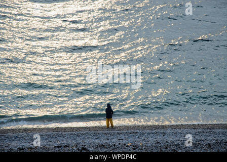 Chesil Beach. 8 settembre 2019. Regno Unito Meteo. Le persone fanno la maggior parte dell'ultima giornata di sole su Chesil Beach nel Dorset. Credito: stuart fretwell/Alamy Live News Foto Stock