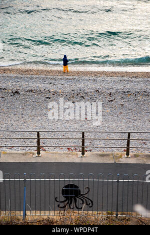 Chesil Beach. 8 settembre 2019. Regno Unito Meteo. Le persone fanno la maggior parte dell'ultima giornata di sole su Chesil Beach nel Dorset. Credito: stuart fretwell/Alamy Live News Foto Stock