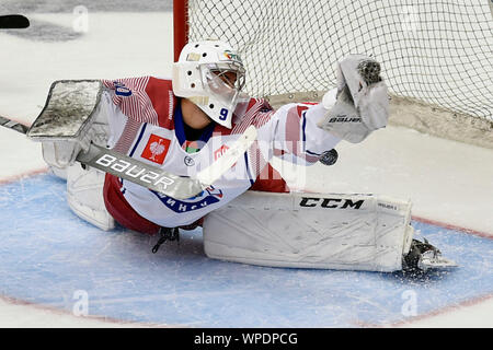 Trinec, Repubblica Ceca. 08 Sep, 2019. Portiere di Minsk Yan Shelepnyov riceve l'obiettivo durante l'Hockey su Ghiaccio Champions League gruppo D match: HC Ocelari Trinec - Yunost Minsk in Trinec, Repubblica Ceca, 8 settembre 2019. Credito: Jaroslav Ozana/CTK foto/Alamy Live News Foto Stock