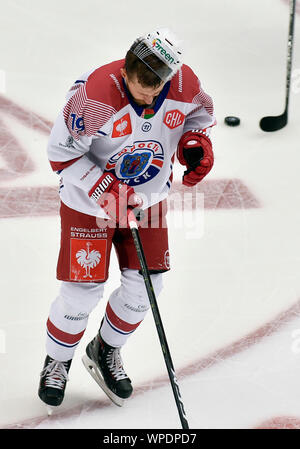 Trinec, Repubblica Ceca. 08 Sep, 2019. Dmitrij Zelnerovskij (Minsk) in azione durante l'Hockey su Ghiaccio Champions League gruppo D match: HC Ocelari Trinec - Yunost Minsk in Trinec, Repubblica Ceca, 8 settembre 2019. Credito: Jaroslav Ozana/CTK foto/Alamy Live News Foto Stock