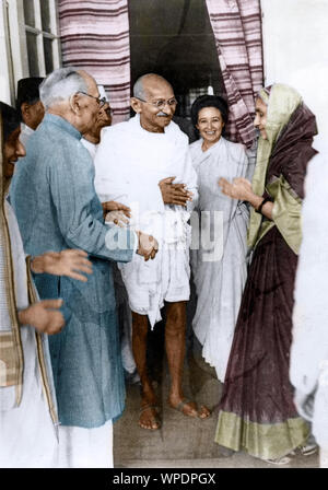 Il Mahatma Gandhi in riunione con Tej Bahadur Sapru, India, Asia, 1946 Foto Stock