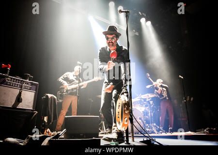 Oslo, Norvegia. 28th, Agosto 2019. La American rock band anguille esegue un concerto dal vivo al Rockefeller di Oslo. Qui cantante, compositore e musicista Mark Oliver Everett è visto dal vivo sul palco. (Photo credit: Gonzales foto - Terje Dokken). Foto Stock