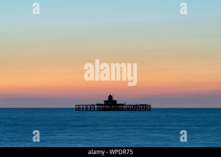 Tramonto al molo isolato in testa alla costa del Kent a Herne Bay. Foto Stock