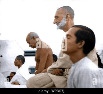 Khan Abdul Ghaffar, il Mahatma Gandhi durante un incontro di preghiera, Delhi, India, Asia, 1946 Foto Stock
