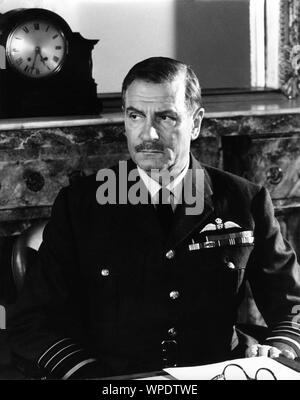 LAURENCE OLIVIER ritratto come AIR CHIEF MARSHAL Sir Hugh Dowding BATTLE OF BRITAIN 1969 direttore Guy Hamilton produttori Harry Saltzman e Benjamin Fisz Spitfire Produzioni / United Artists Foto Stock