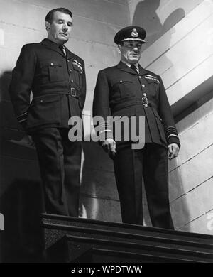 MICHAEL REDGRAVE come Air Vice Marshal Evill e Laurence Olivier come AIR CHIEF MARSHAL Sir Hugh Dowding nella Battaglia di Bretagna 1969 direttore Guy Hamilton produttori Harry Saltzman e Benjamin Fisz Spitfire Produzioni / United Artists Foto Stock