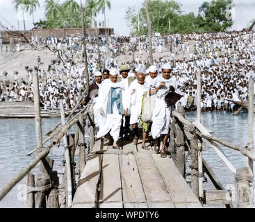 Il Mahatma Gandhi attraversando un ponte di legno, Assam, India, Asia, dicembre 1946 Foto Stock