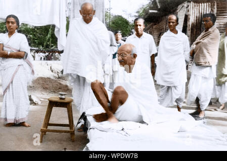 Il Mahatma Gandhi sul letto durante la sua pace marzo, Bengala Orientale, India, Asia, Novembre 1946 Foto Stock