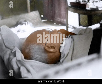Il Mahatma Gandhi dormire durante la sua pace marzo, Bengala Orientale, India, Asia, Novembre 1946 Foto Stock