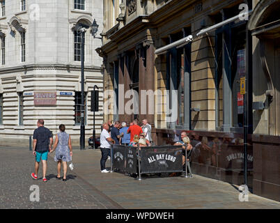 Persone bere fuori Yates Wine Lodge, Paragon Street, Hull, East Yorkshire, Inghilterra, Regno Unito Foto Stock