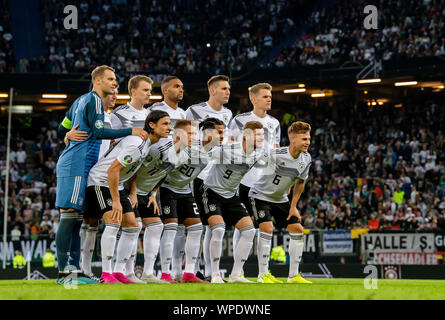 Amburgo, Deutschland. 06 Sep, 2019. Le Germanie giocatori line up per la foto del team, bancata posteriore da sinistra a destra: Manuel Neuer, Toni Kroos, Lukas Klostermann, Jonathan Tah, Niklas Suele e Matthias Ginter; fila anteriore da sinistra a destra: Nico Schulz, Marco Reus, Serge Gnabry, Timo Werner e Joshua Kimmich. GES/Soccer/Euro Qualifica: Germania - Paesi Bassi, 06.09.2019 Calcetto: Qualificazioni europee: vs Germania Paesi Bassi, Amburgo, 6 settembre, 2019 | Utilizzo di credito in tutto il mondo: dpa/Alamy Live News Foto Stock