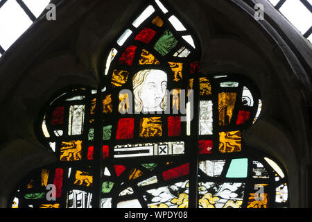 Colorate medievale i frammenti di vetro, San Michele e Tutti gli Angeli Chiesa, Harnhill, Gloucestershire, England, Regno Unito Foto Stock