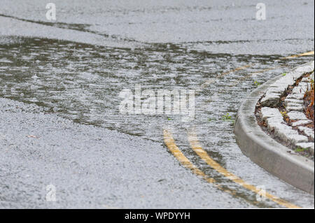 Builth Wells, Powys, Regno Unito. 9 Sep, 2019. Pozzanghere forma nelle strade del piccolo il Galles Centrale città mercato di Builth Wells, in Powys, Regno Unito. Credito: Graham M. Lawrence/Alamy Live News Foto Stock