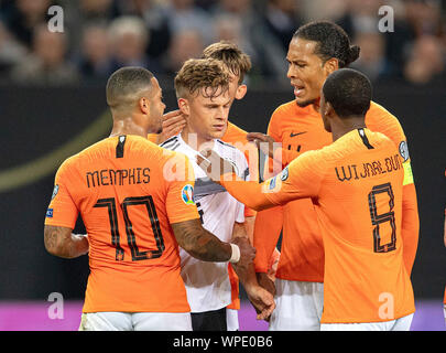 Amburgo, Deutschland. 01 gen 2016. Le controversie tra i giocatori da sinistra a destra Memphis DEPAY (NED), Joshua KIMMICH (GER), Virgilio VAN DIJK (NED), Georginio WIJNALDUM (NED), Soccer Laenderspiel, Campionato Europeo di qualificazione, Germania (GER) - Paesi Bassi (NED), su 06.09.2019 in Hamburg/Germania. € | Utilizzo di credito in tutto il mondo: dpa/Alamy Live News Foto Stock