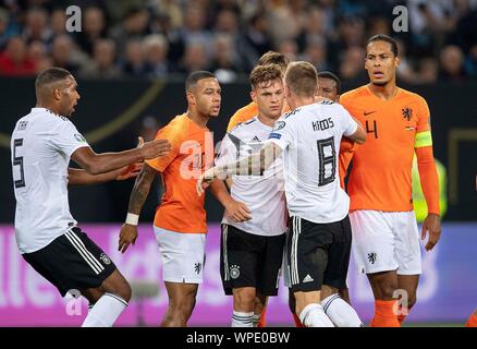 Amburgo, Deutschland. 01 gen 2016. Le controversie tra i giocatori da sinistra a destra Jonathan TAH (GER), Memphis DEPAY (NED), Joshua KIMMICH (GER), Toni KROOS (GER), Virgilio VAN DIJK (NED). Laenderspiel calcio, Campionato Europeo di qualificazione, Germania (GER) - Paesi Bassi (NED), su 06/09/2019 in Hamburg/Germania. € | Utilizzo di credito in tutto il mondo: dpa/Alamy Live News Foto Stock