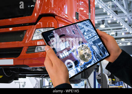 La riparazione di un carrello con la realtà aumentata Foto Stock