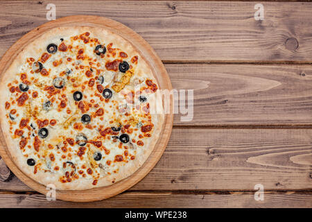 Pizza con mozzarella, pollo, olive, spezie . Pizza italiana Foto Stock