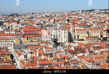 Aa vista aerea di Lisbona, Portogallo compreso il quartiere Baixa con l'Elevador de Santa Justa nel centro dell'immagine. Preso da Castilo Sao Jorge Foto Stock