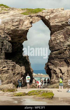 Spiaggia delle cattedrali si trova sulla costa della provincia di Lugo (Galizia).Si tratta di una spiaggia molto frequentata dai turisti Foto Stock