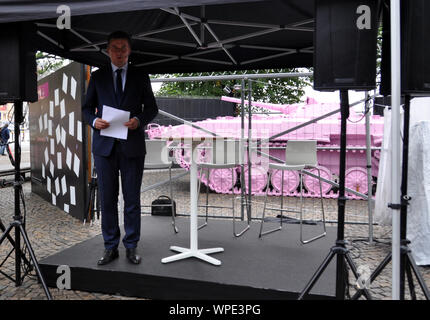 Stoccolma, Svezia. 09Sep, 2019. Repubblica ceca Ministro degli Affari Esteri Tomas Petricek parla durante la fase di apertura del serbatoio rosa: costantemente per la democrazia da artista ceco David Cerny a Stoccolma, Svezia, il 9 settembre 2019, in occasione del trentesimo anniversario della Rivoluzione di Velluto nella ex Cecoslovacchia. Credito: Tereza Supova/CTK foto/Alamy Live News Foto Stock