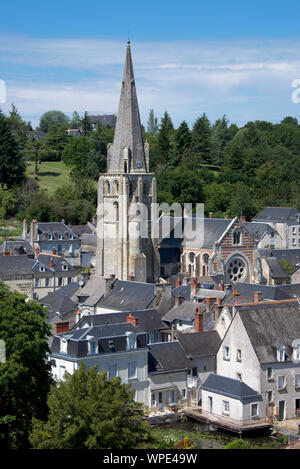 Langeais città dominata da Saint Jean Baptiste chiesa torre Touraine Francia Foto Stock