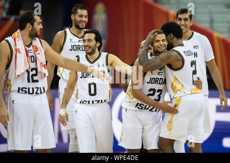 09 settembre 2019, Cina Shanghai: Basket: World Cup, Giordania - Senegal, collocamento round a Oriental Sports Center. La Giordania i giocatori di allegria dopo aver vinto il gioco. Foto: Swen Pförtner/dpa Foto Stock