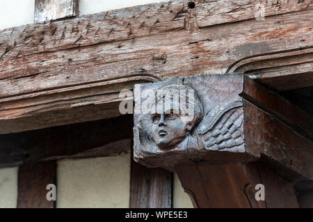 Troyes (Francia nord-orientale): un angelo volto scolpito sul pezzo di estremità di una casa in legno e muratura trave nella città vecchia. Foto Stock