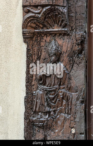 Troyes (Francia nord-orientale): scultura di San Nicola raffigurato seduto, in Rue de la Montee des charges street. Foto Stock