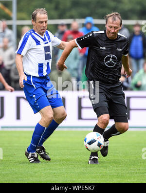 Duelli, Duello Guido Buchwald (Team Resto del mondo)/r. versus Juergen Klinsmann. Per una carità match restituisce il 108 volte giocatore nazionale Jürgen K linsmann dopo Geislingen. La causa della carità match è l'inaugurazione dei figli's house K 19, un progetto della Fondazione Agapedia da K linsman n. GES/calcio/carità match: Team Schwaben - Team Resto del mondo, 08.09.2019 Calcio/Carità Match: Team Schwaben vs. Team, il resto del mondo, SC Geislingen, 8 settembre 2019 | Utilizzo di tutto il mondo Foto Stock