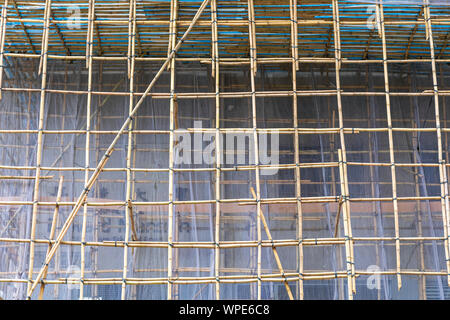 Impalcature di bambù al grattacielo Sito in costruzione a Hong Kong Foto Stock