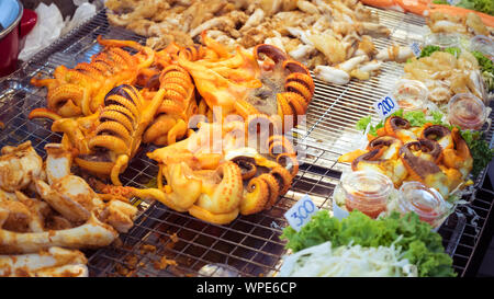 Salate polpo alla griglia sulla griglia in corrispondenza di una strada mercato alimentare a Asiatique il Riverfront a Bangkok, in Thailandia. Foto Stock