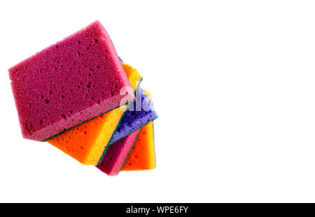 Multi-colore di spugne per la pulizia per lavare i piatti su uno sfondo bianco isolato. Palo di piatto di spugne. Vista da sopra con copia spazio. Foto Stock